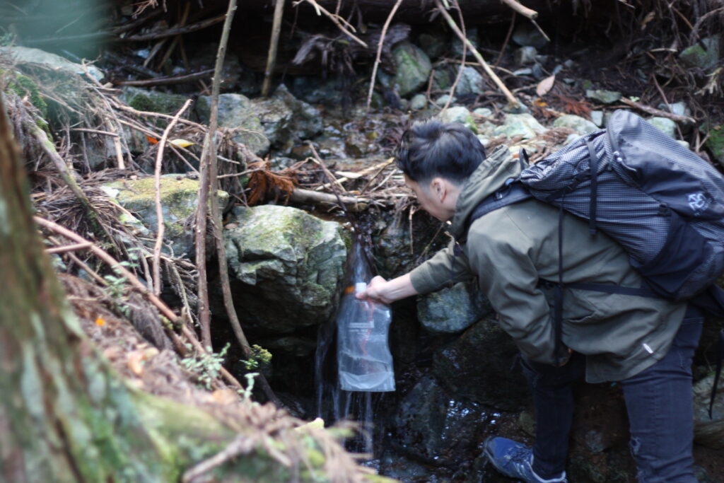携帯浄水器をつかって、水を手に入れよう。