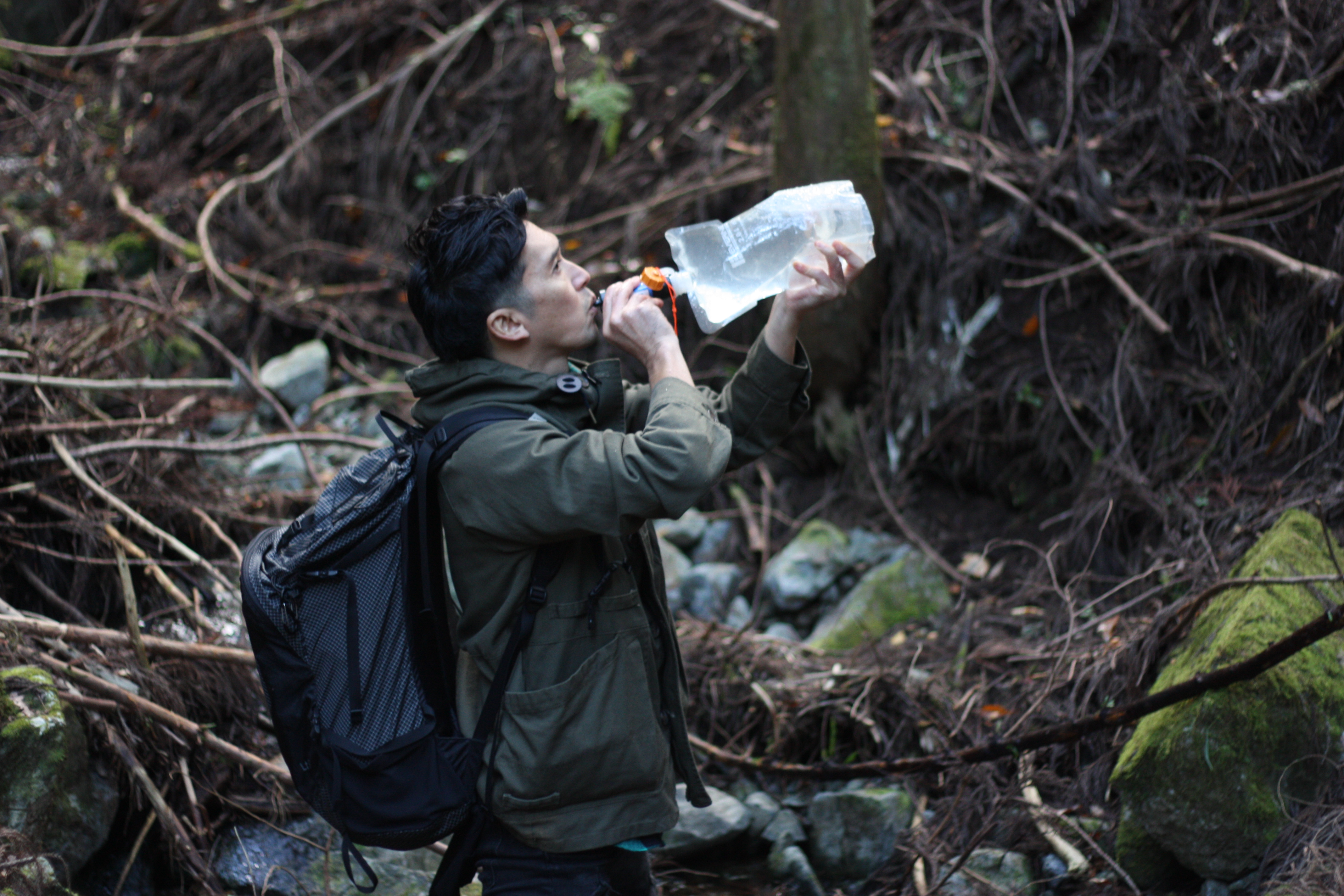 ウォーターバッグに携帯浄水器を取り付ければ、川や沢の水を飲料水として利用できます。