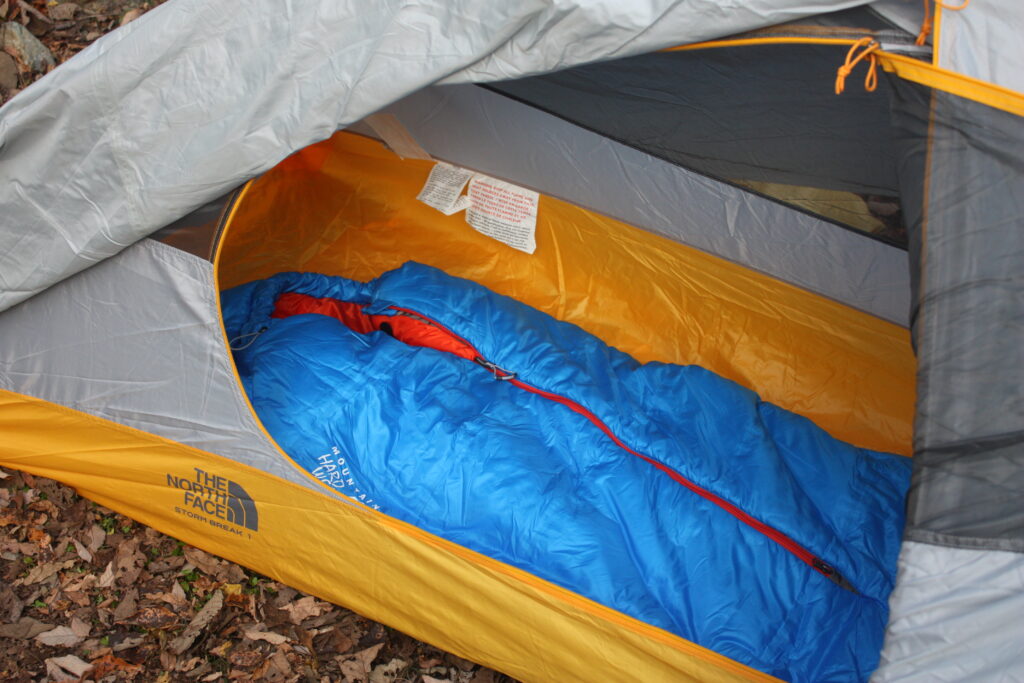 テント内に寝袋を敷いている。