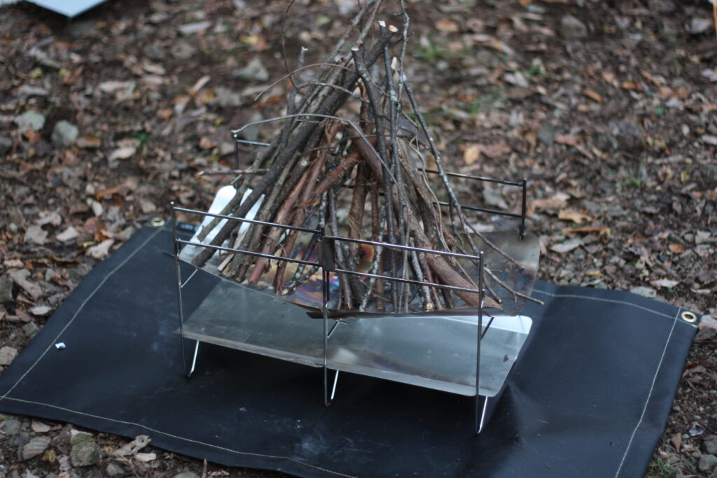 NT FIRE STANDは長さのある薪でも快適にくべることができる