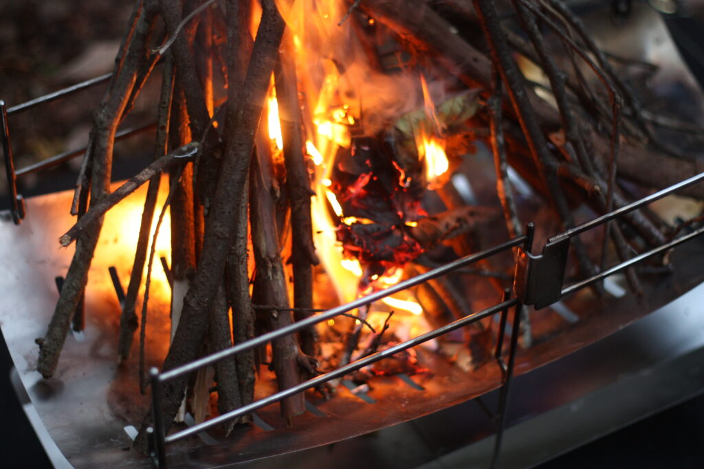 筆者が焚き火を着火したところ