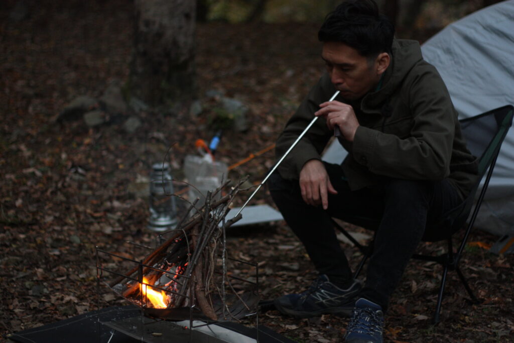 筆者がソロキャンプで焚き火シートを使っているところ