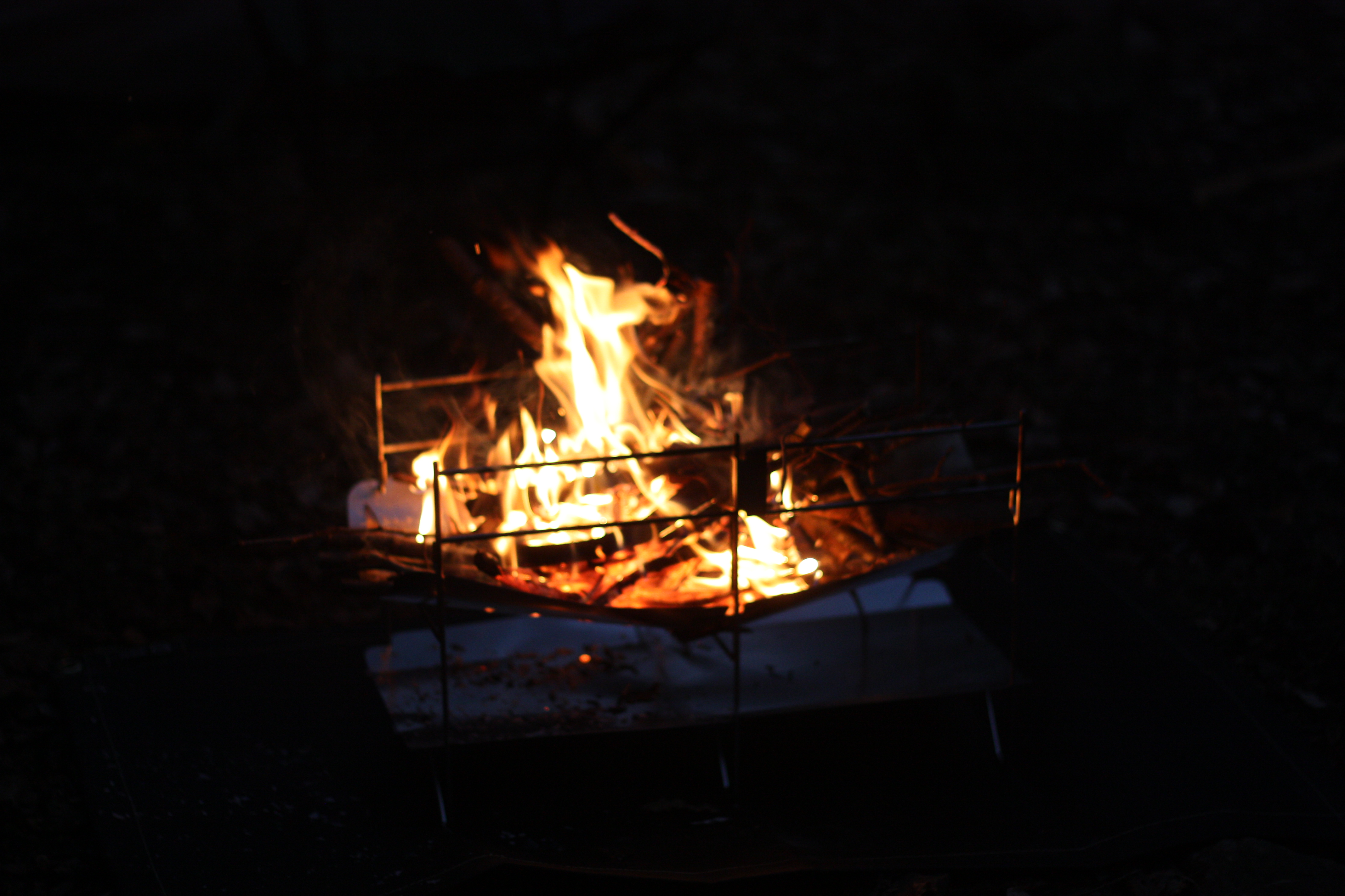 筆者が焚き火をしているところ