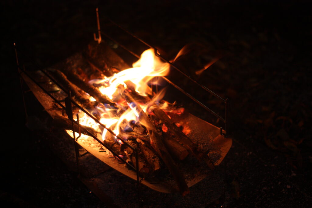 筆者が焚き火している