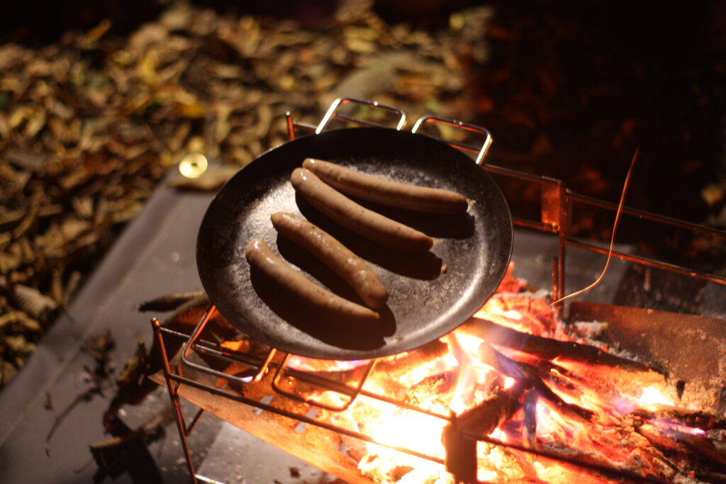 筆者が焚き火台NT FIRE STANDで調理したウインナーソーセージ