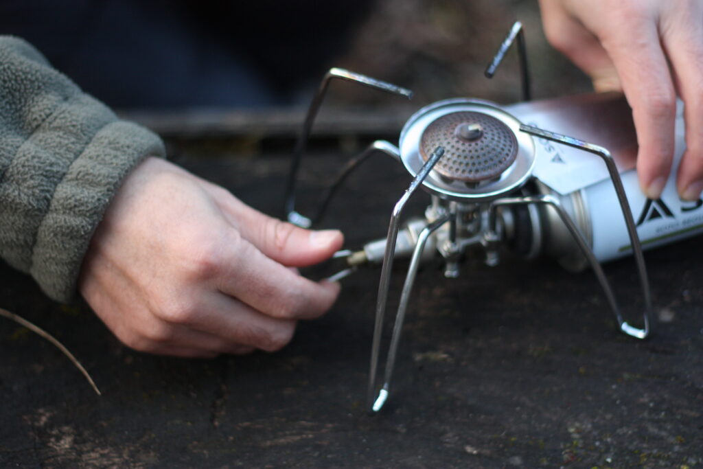 筆者がソロキャンプでシングルバーナーを使っているところ