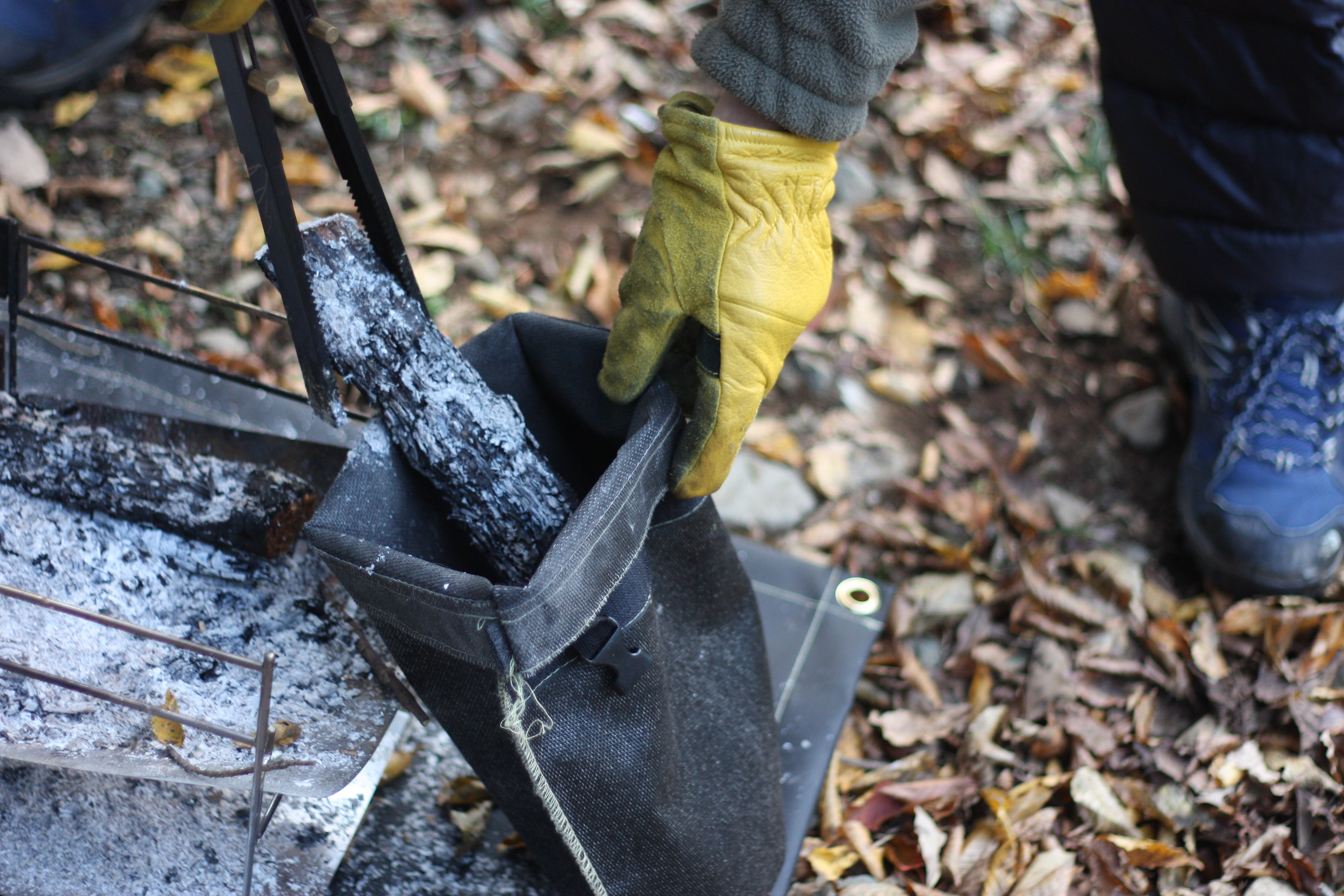 筆者のハサミ型の火ばさみ