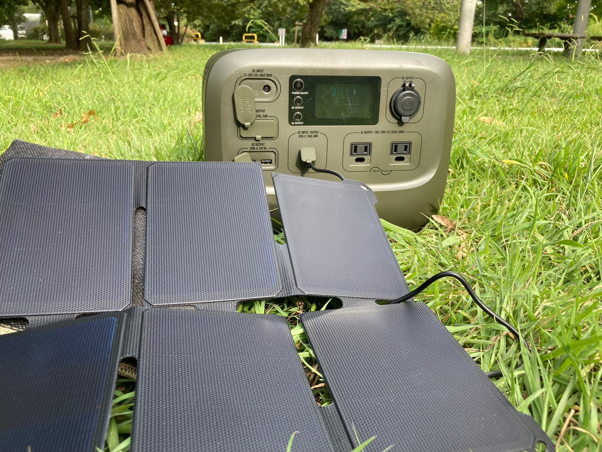 筆者のポータブル電源をソーラーパネルから充電しているもの