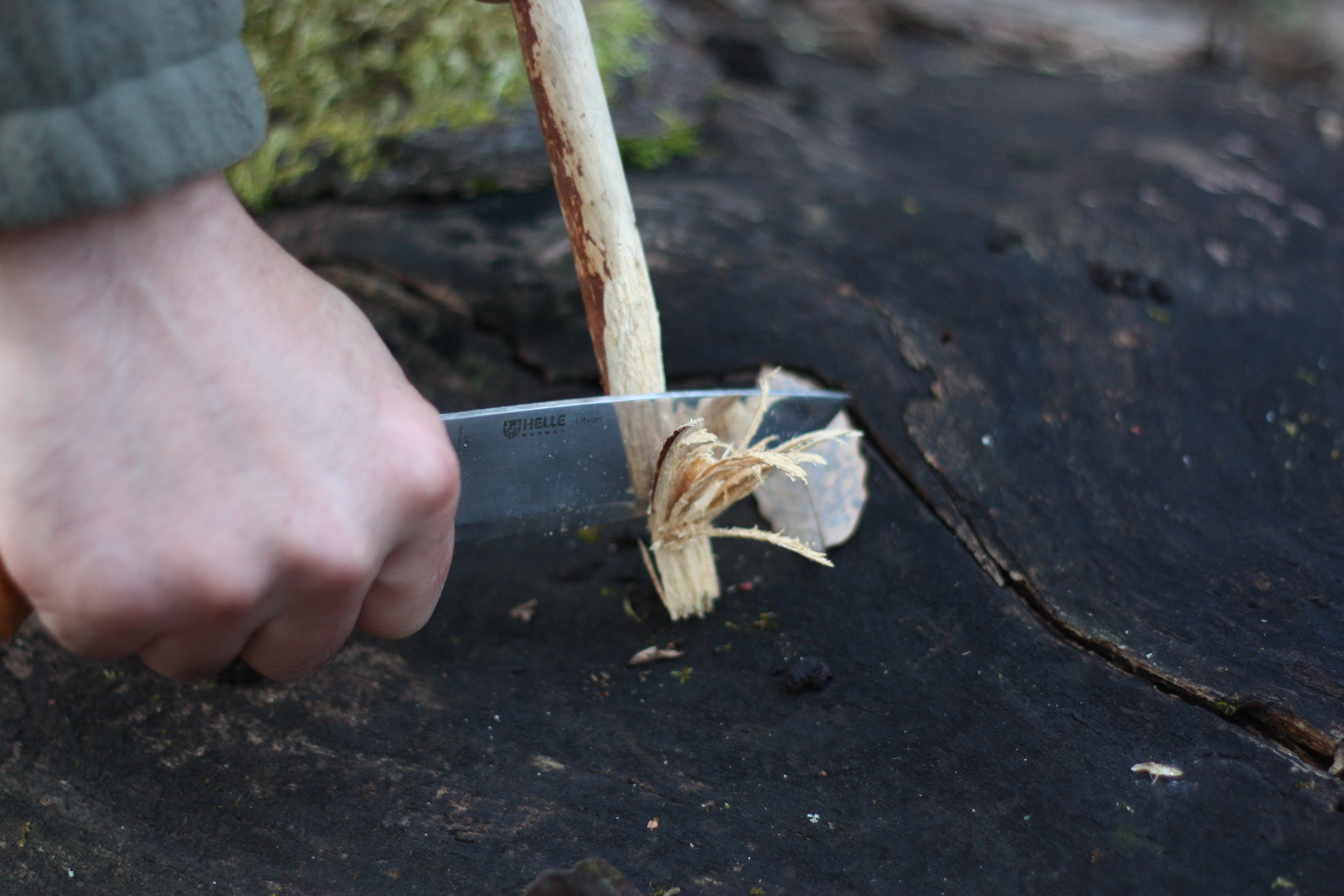 アウトドアナイフは、ブッシュクラフトができる。