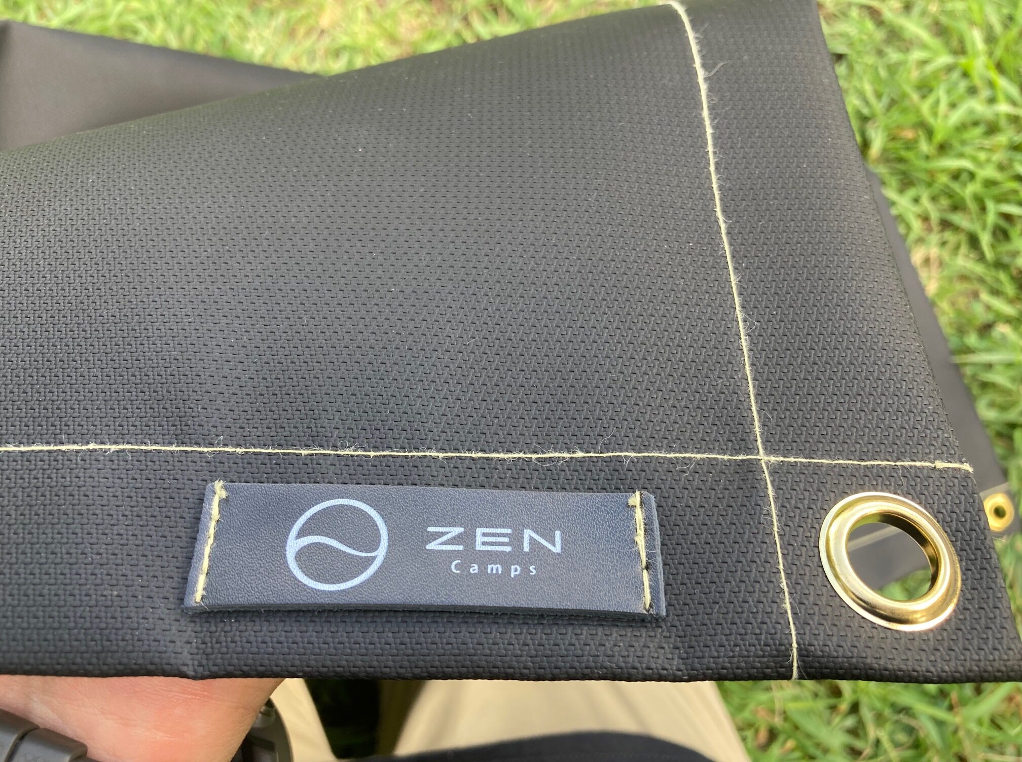 ZENCampsの焚き火専用シートにはロゴマークが生地表面に付いている。