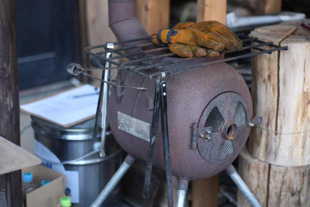 鉄製の薪ストーブ