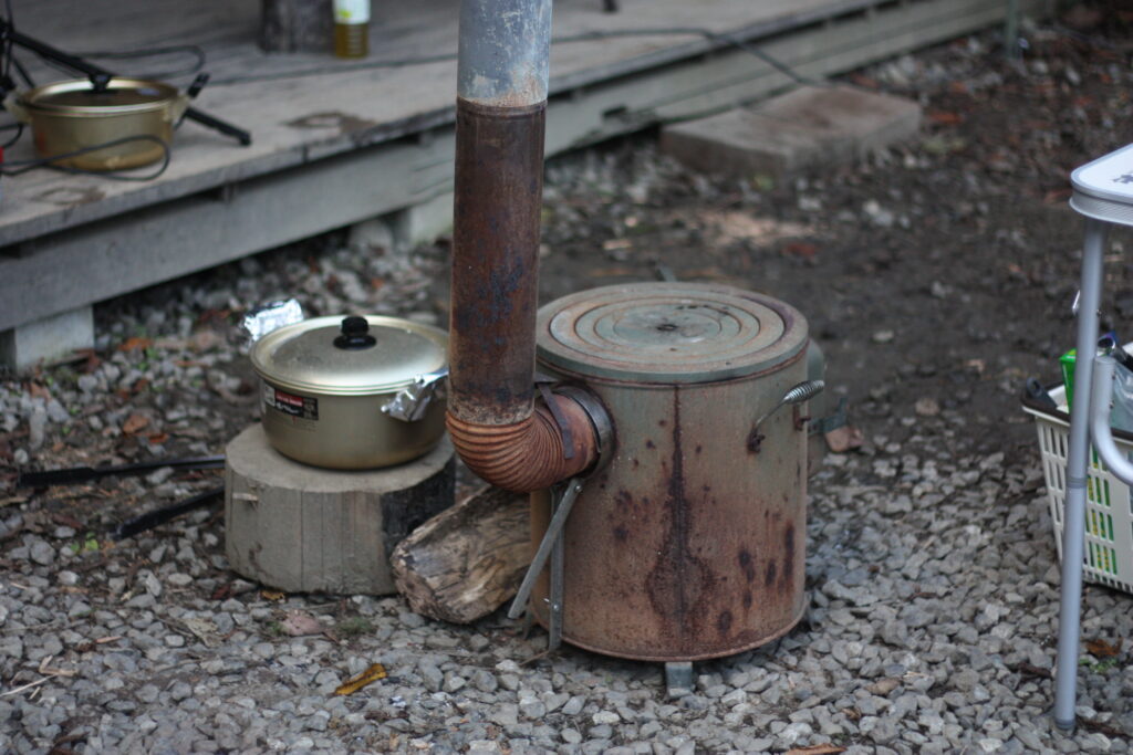 薪ストーブで調理をしている。