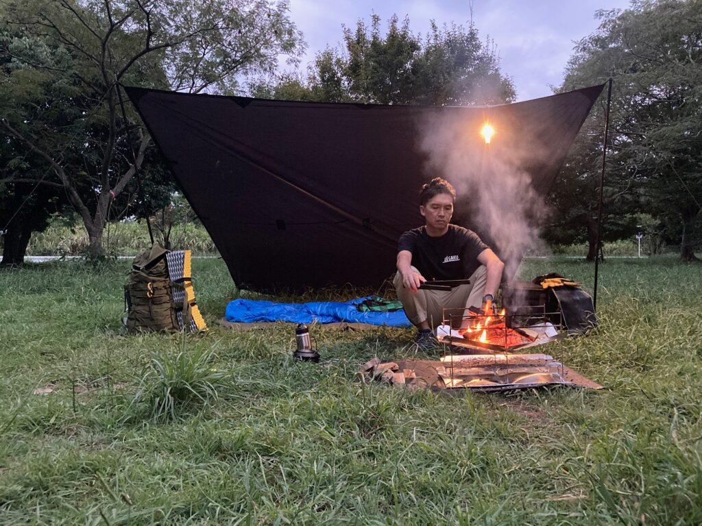 筆者がソフトコンテナをつかって、ソロキャンプをしているところ