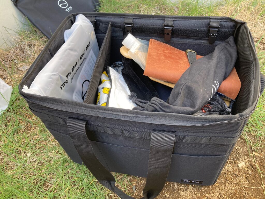 焚き火シートをギアボックスに収納する