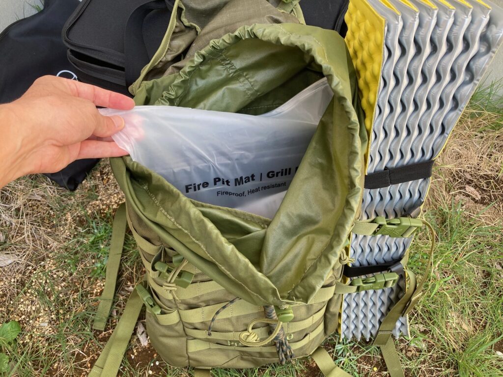 焚き火シートをバックパックに収納する