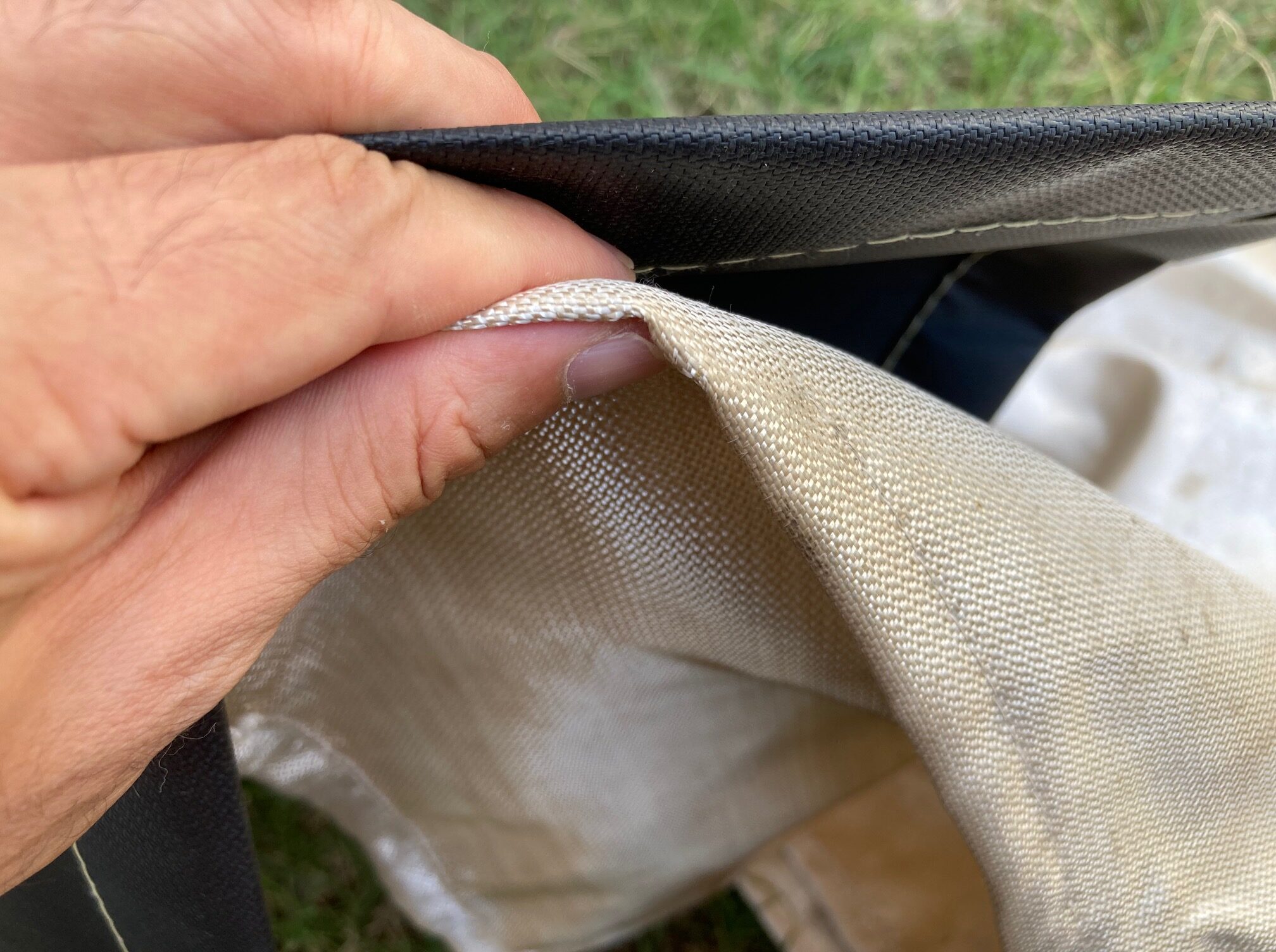 ZENCampsの焚き火専用シートと安価な焚き火シートを上下に並べている。