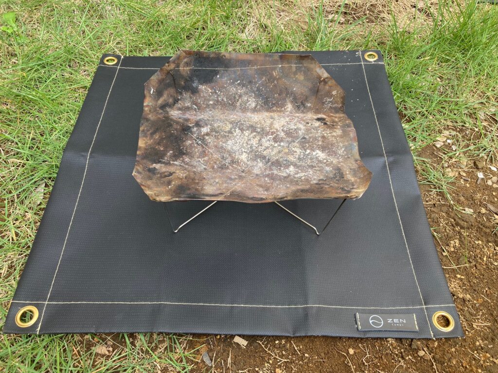 ZENCampsの焚き火専用シート50×50㎝に対して、楽漕岳工房の焚き火台浮火(M)を設置したもの