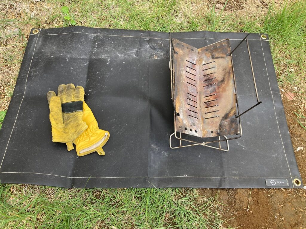 ZENCampsの焚き火専用シート95×60㎝に対して、DUCKNOTの焚き火台B.S.Tを設置したもの