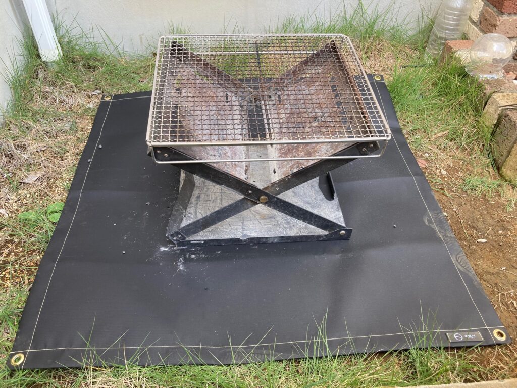 ZENCampsの焚き火専用シート95×95㎝に対して、筆者のファミリーキャンプで使用する焚き火台を設置したもの