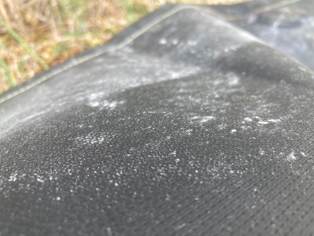 焚き火専用シートの生地表面を、拡大したものである。