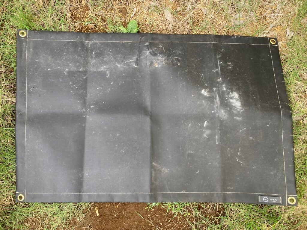 焚き火を行った翌日のZENCamps焚き火専用シートである。