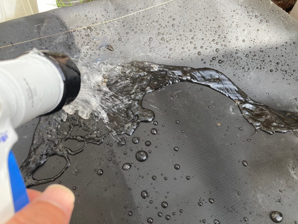 焚き火シートは汚れても、丸洗いでいつでもキレイに。