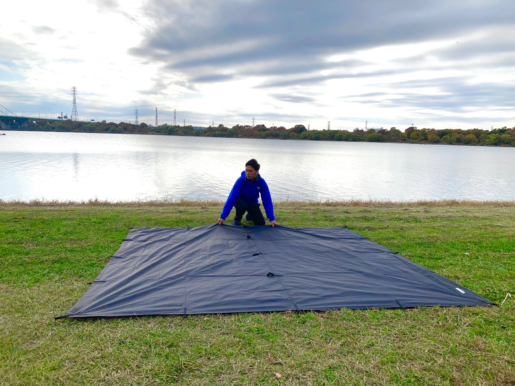 ゼロイチキャンプがDDタープを広げているところ