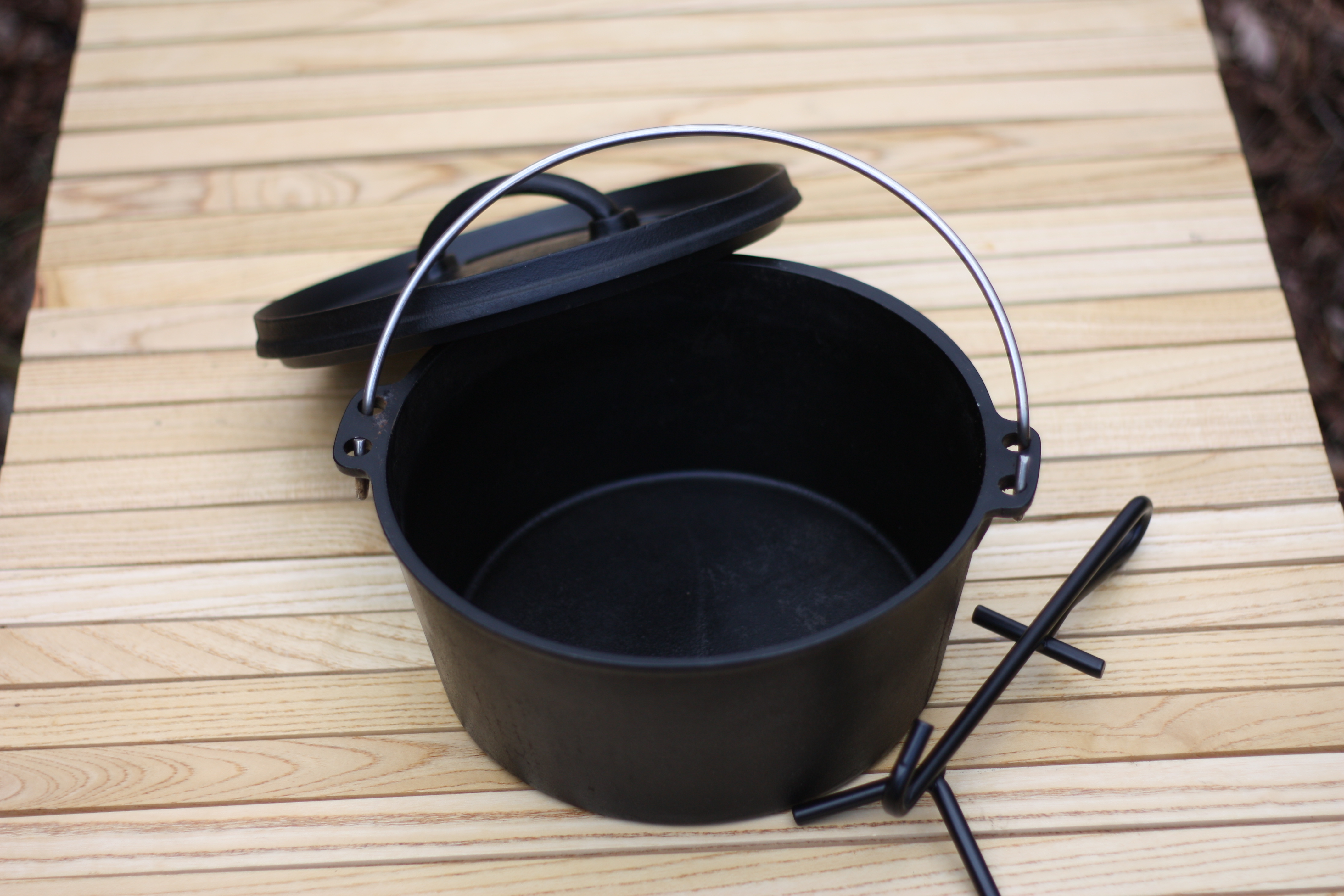 筆者がソロキャンプでダッチオーブンを使っているところ