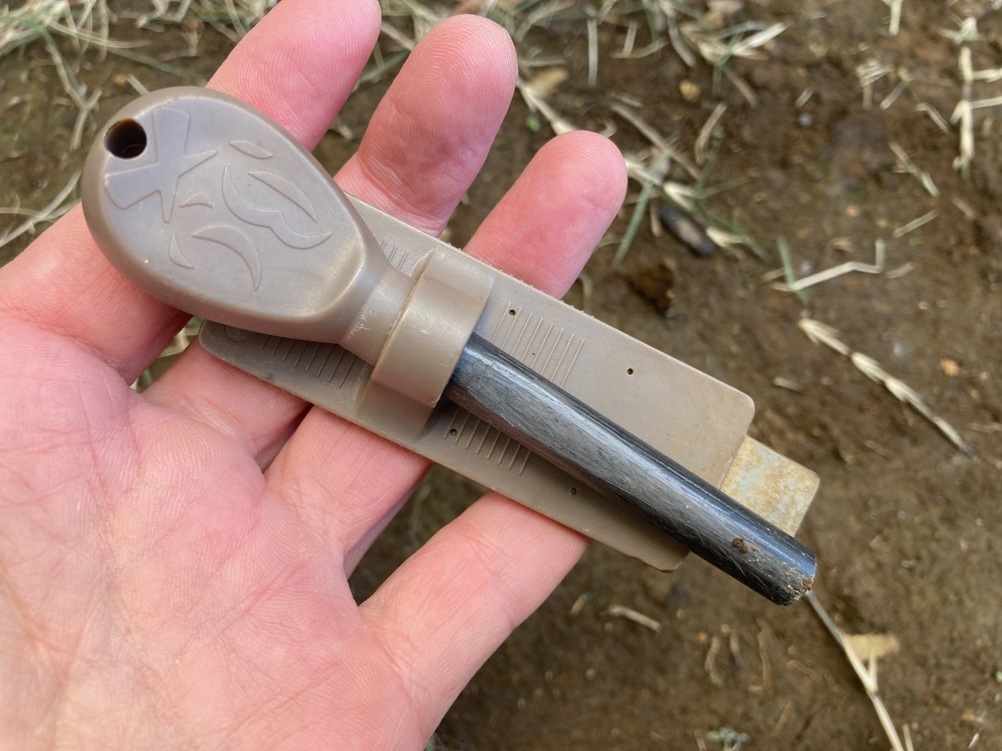 筆者がブッシュクラフトメタルマッチプロ2.1のストライカーを手に持っている