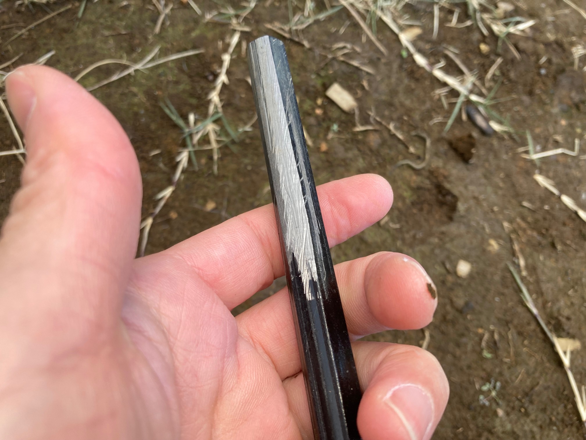 筆者がZEN Campsのファイヤースターターを手に持っている