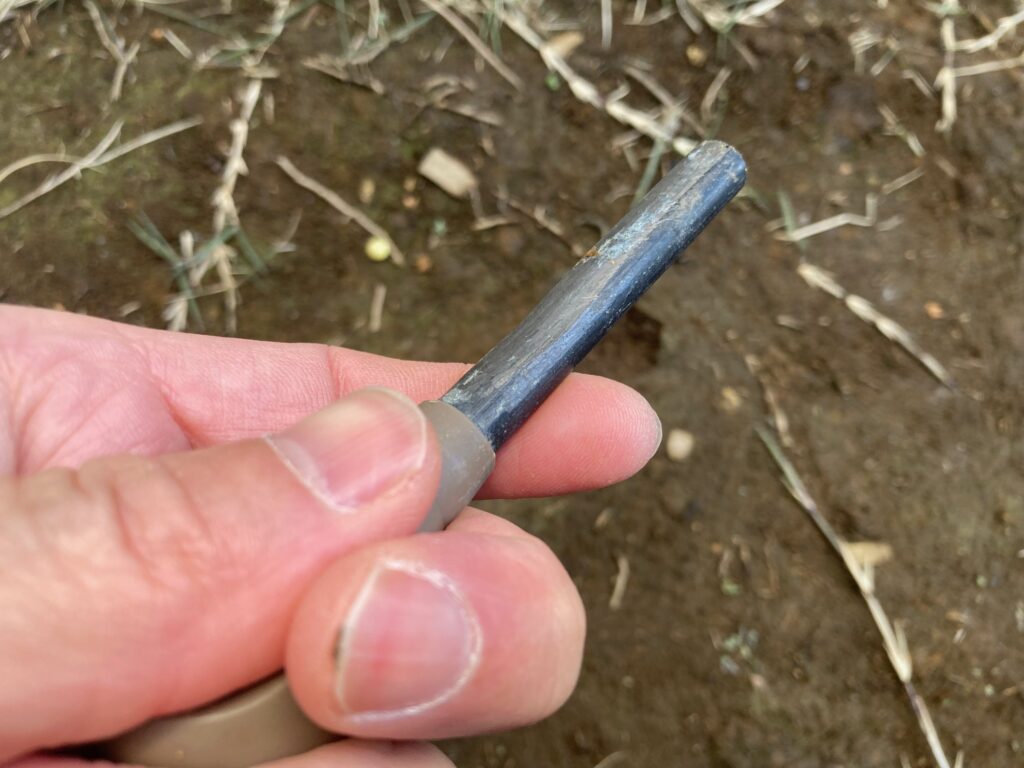 筆者がフェロセリウム素材のファイヤースターターを手に持っている