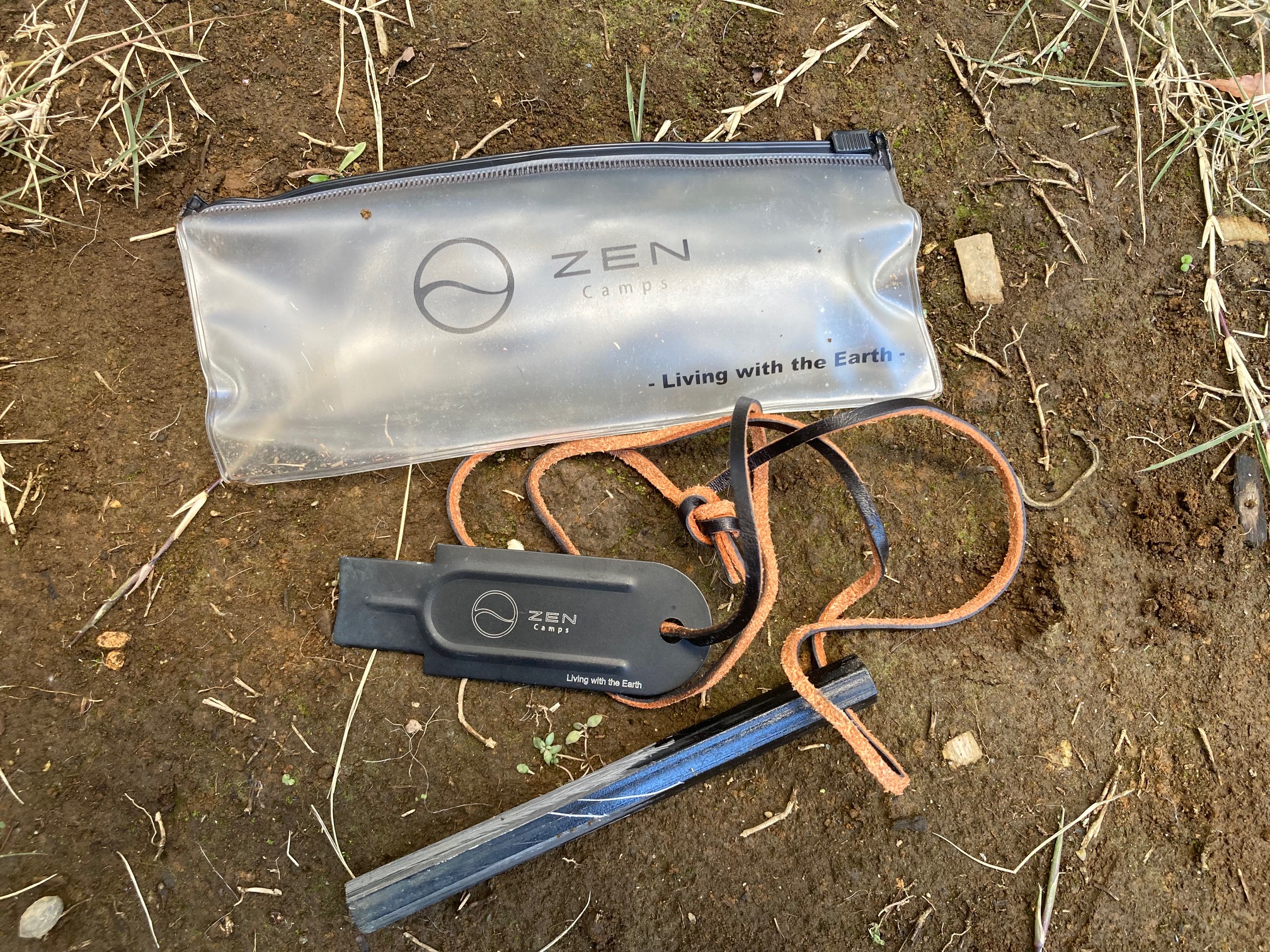 ZEN Campsのファイヤースターター：ストラップと専用ケース