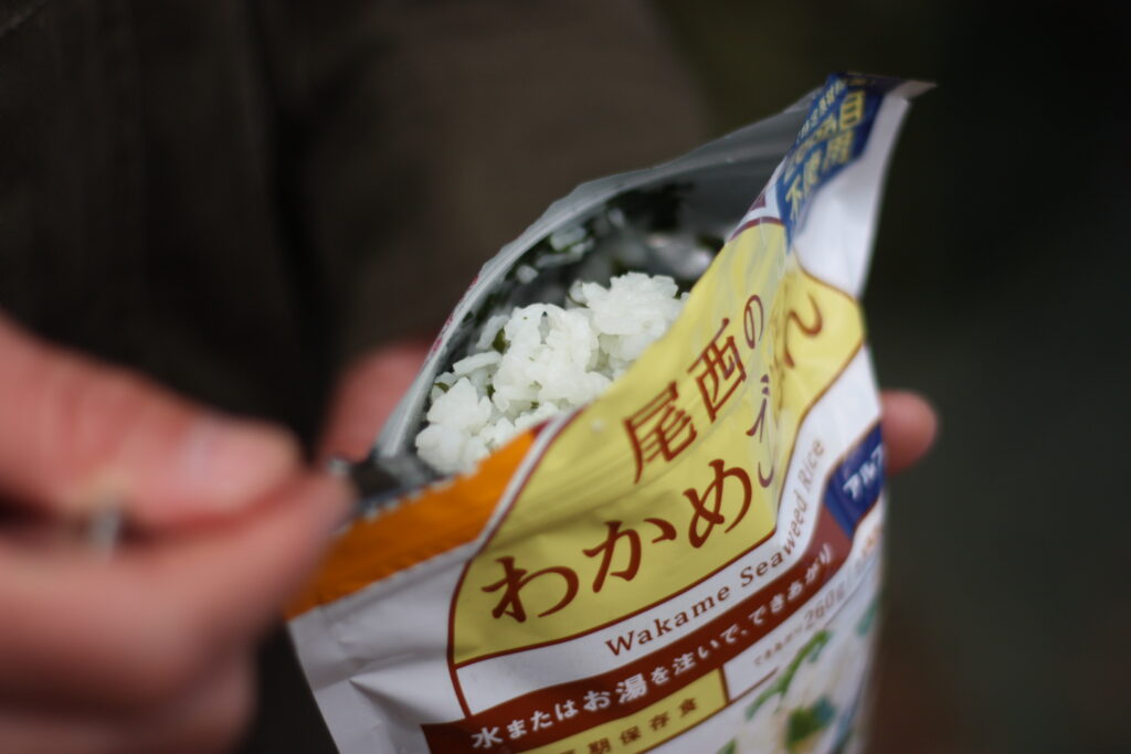 筆者がカトラリーで防災食を食べているところ