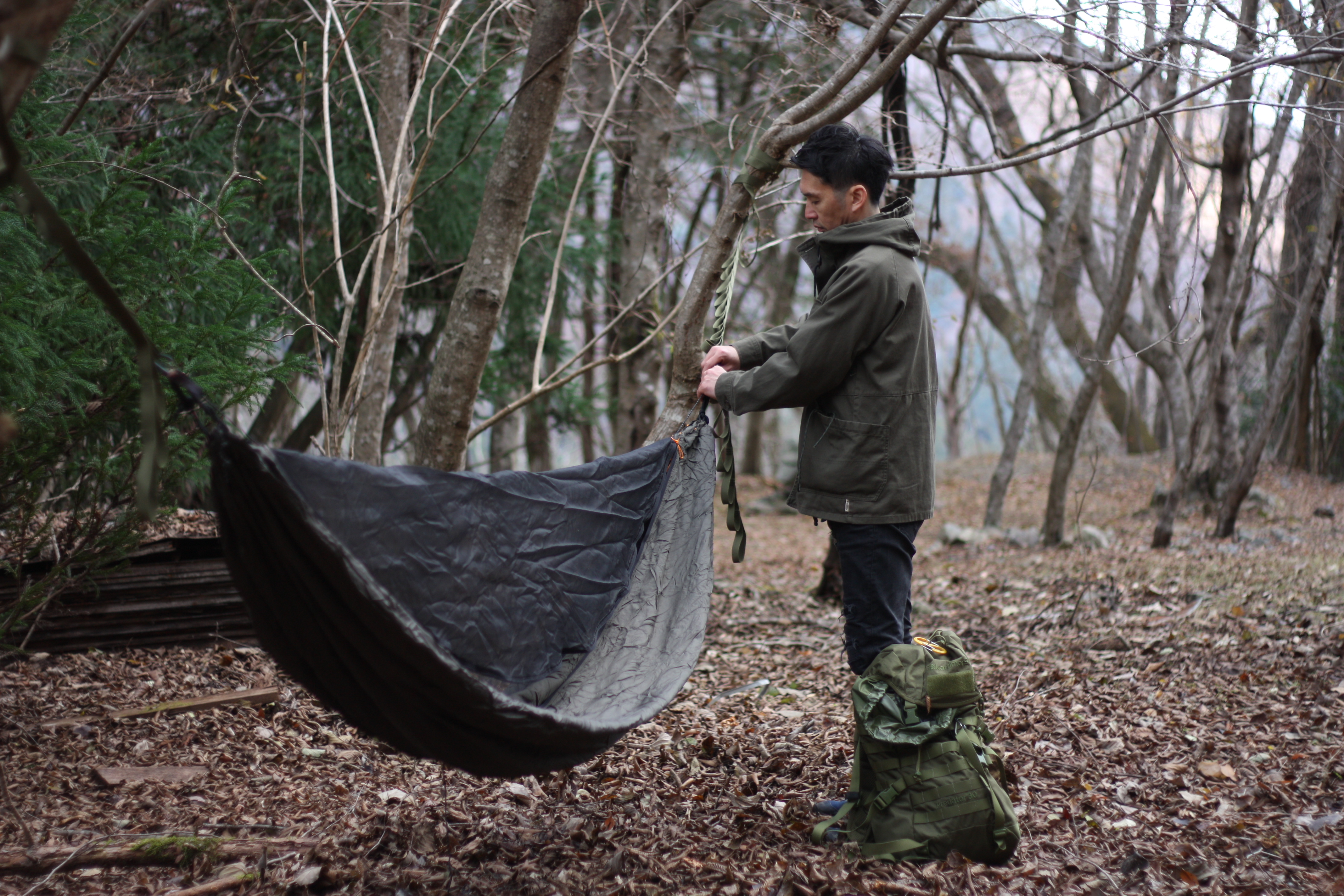 筆者がハンモックを張っているところ