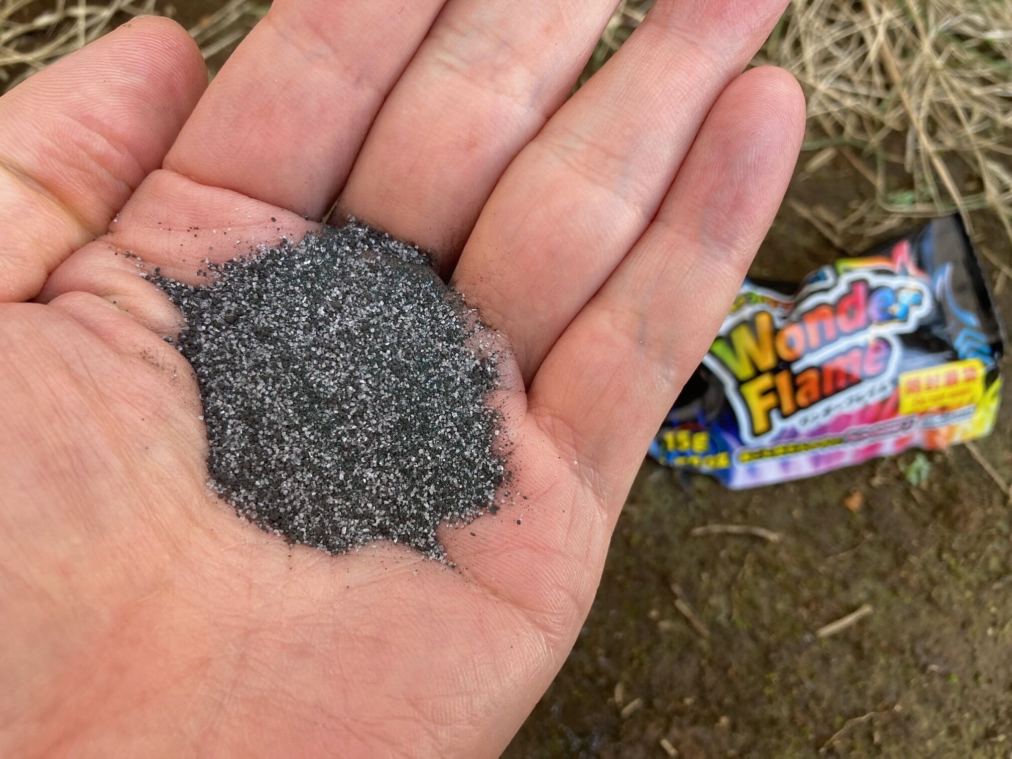 ダイソーのワンダーフレイムの中身である。