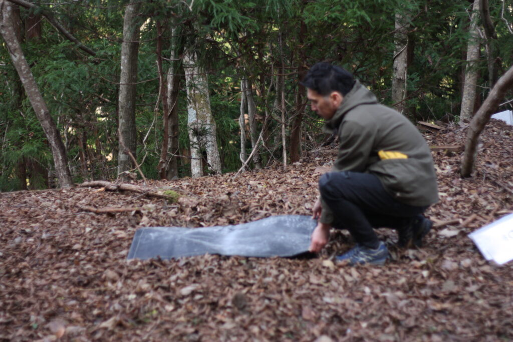 ZEN Campsの焚き火シートを広げる