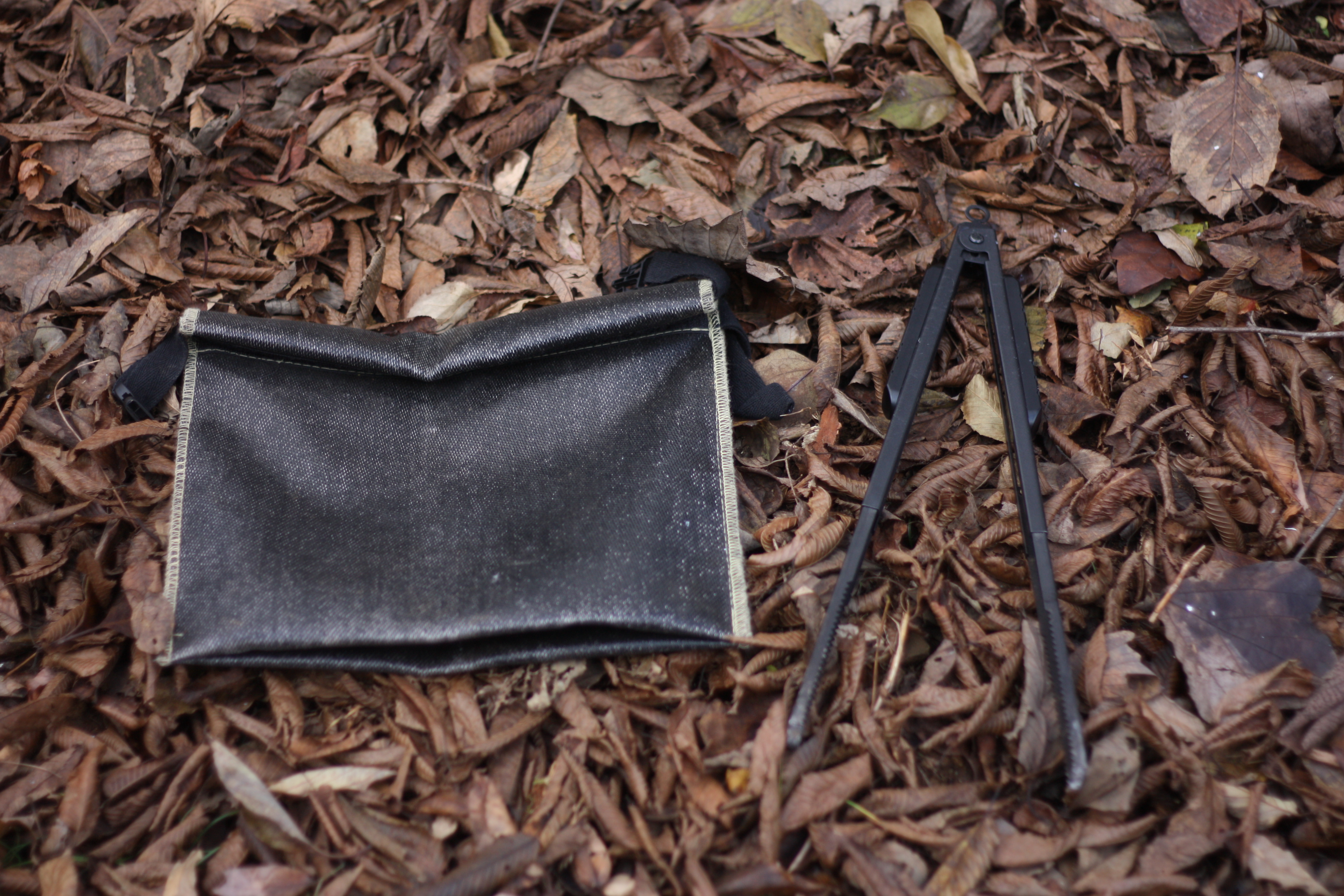 筆者の火ばさみと火消し袋