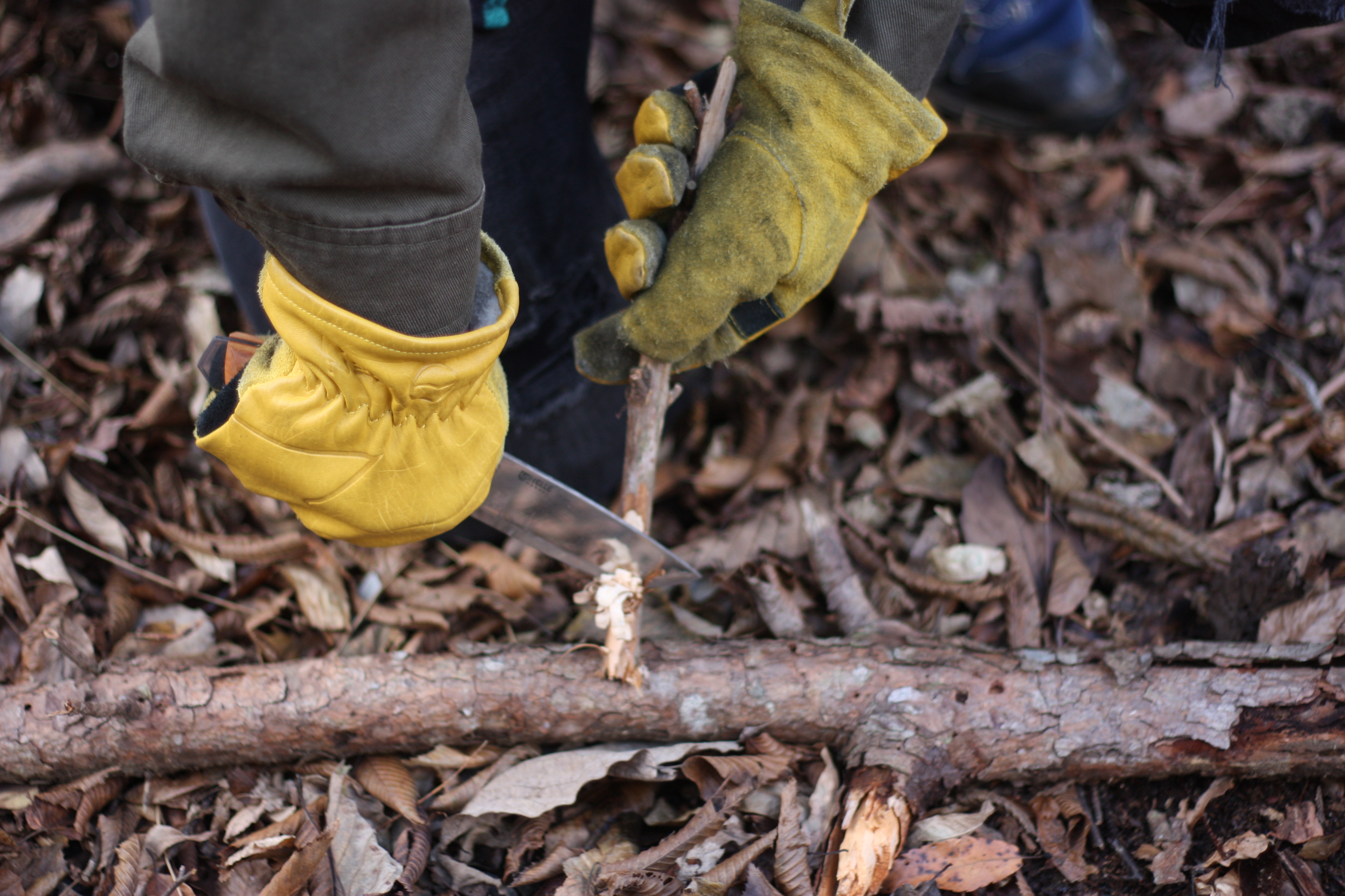 筆者がユートゥベーラをつかって、フェザースティックをしている。