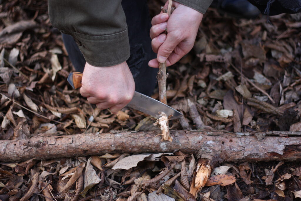 筆者がフェザースティックをつくっているところ