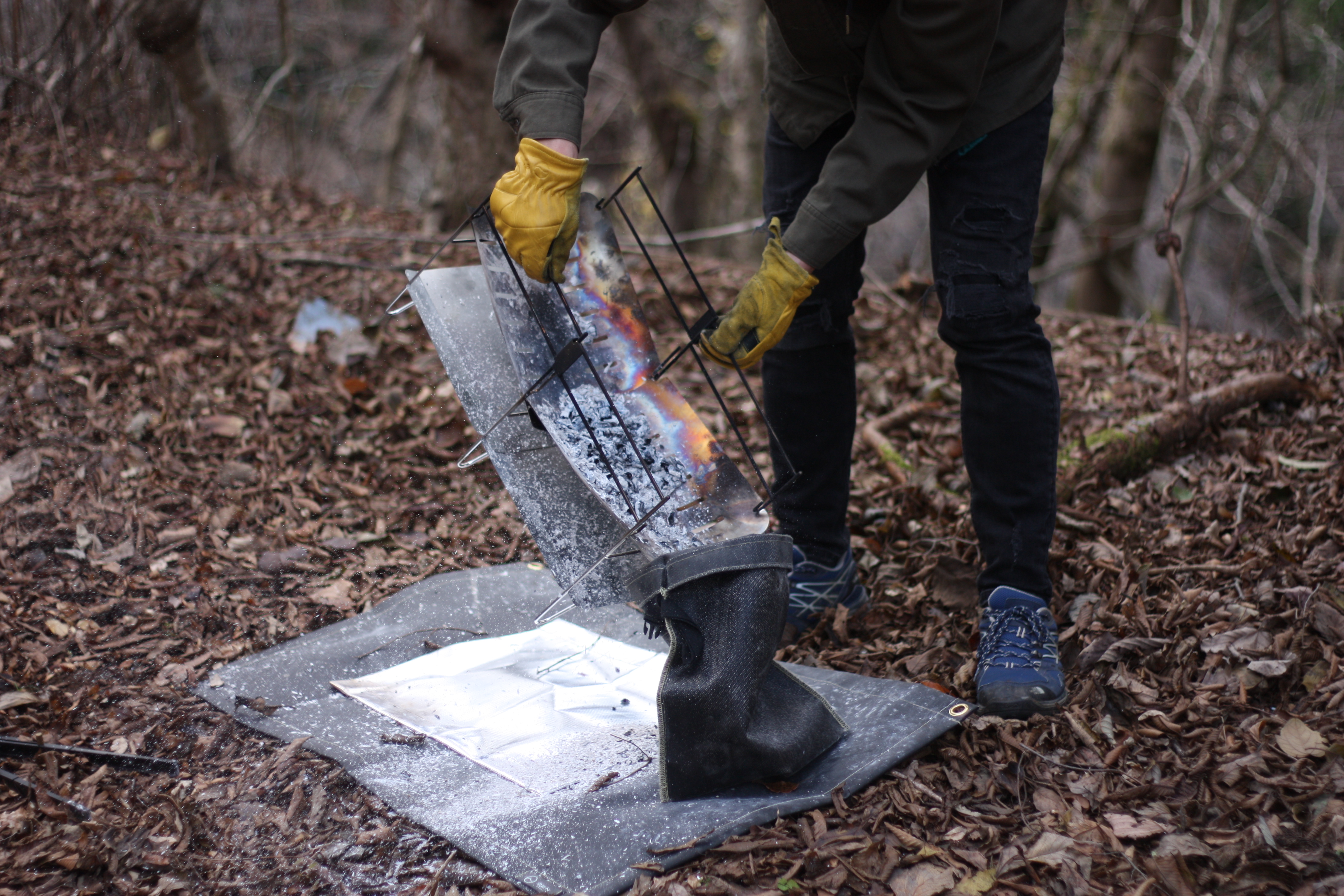 筆者が焚き火の処理をしているところ