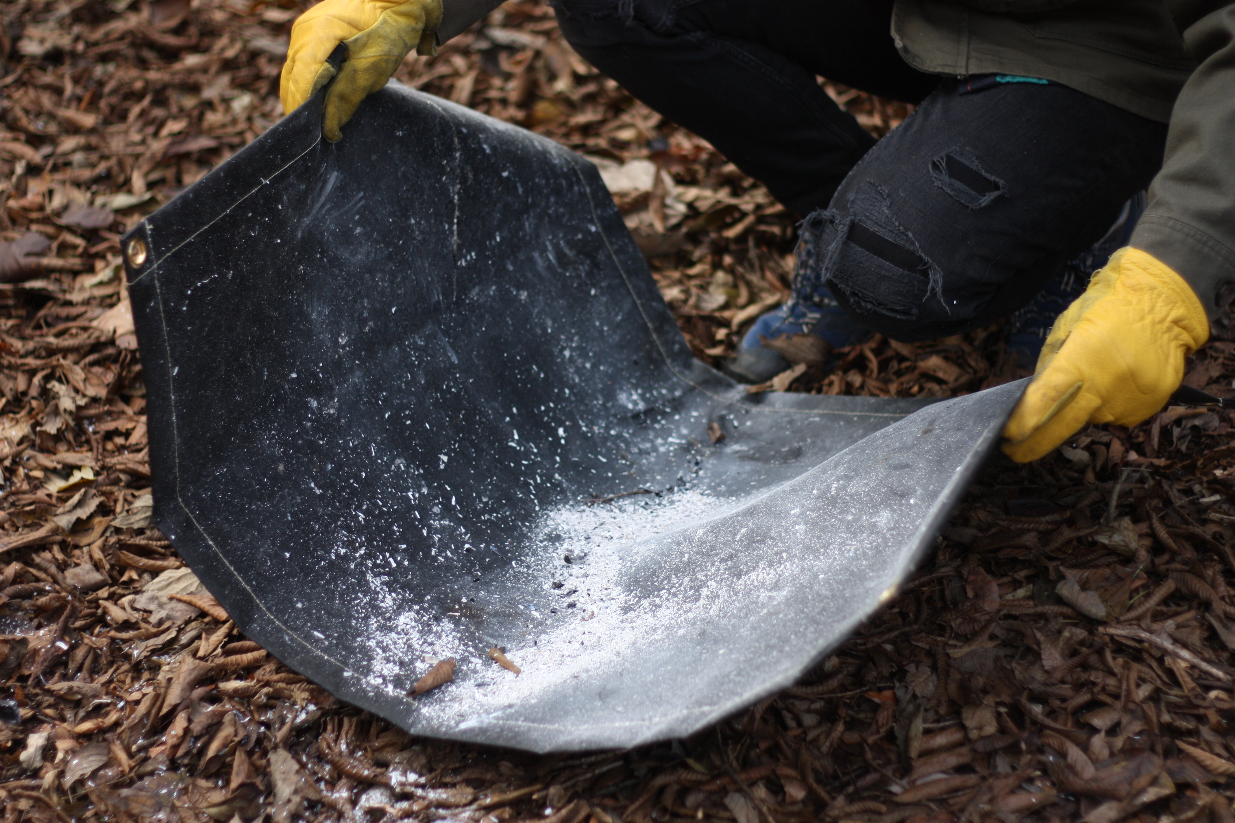 焚き火シートは使用後の炭や灰をひとまとめにできる