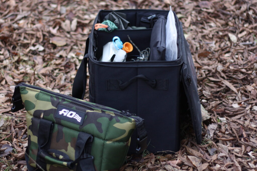 筆者がソロキャンプで、ソフトクーラーをつかっているところ