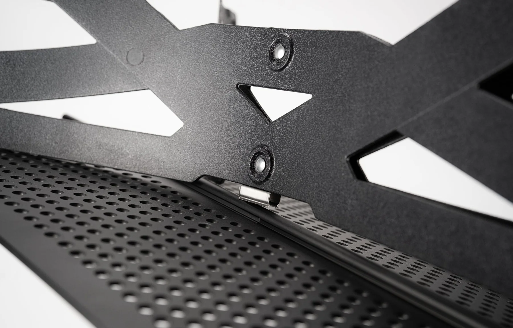 天板を支えるX脚の中央部に追加された新ロックシステムである。