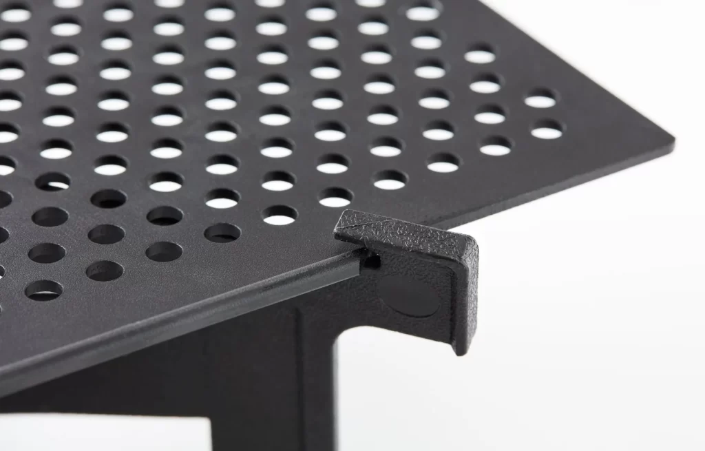 ジカテーブル2の天板には、パンチング加工が施されており、軽量化している。