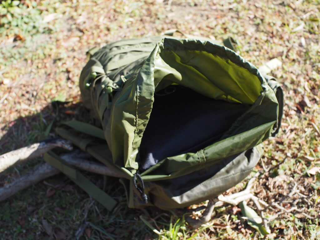 筆者のバックパックに焚き火台を収納したもの