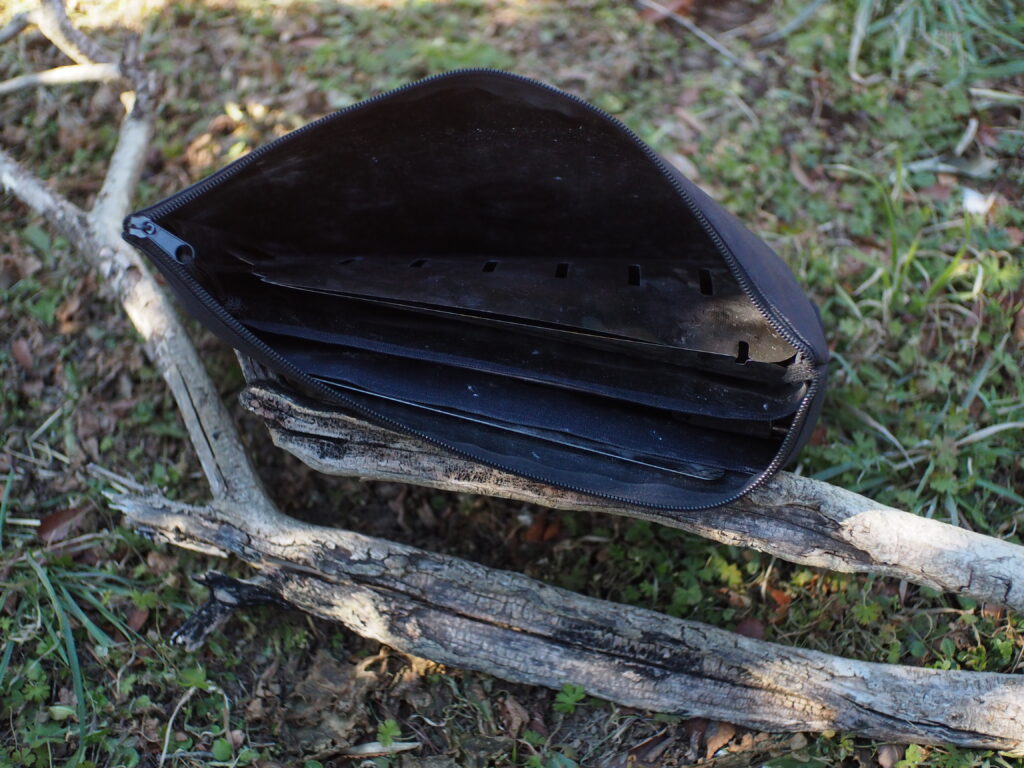 焚き火台NT FIRE STANDの収納袋のなかを撮影