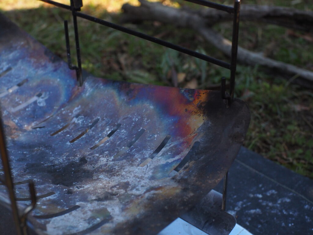 筆者が火床の四隅を撮影した