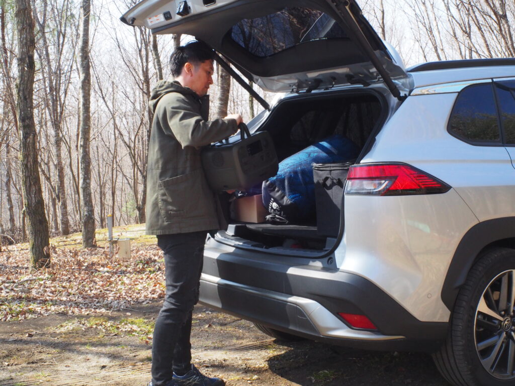 筆者が車にポータブル電源を積み込んでいるところ
