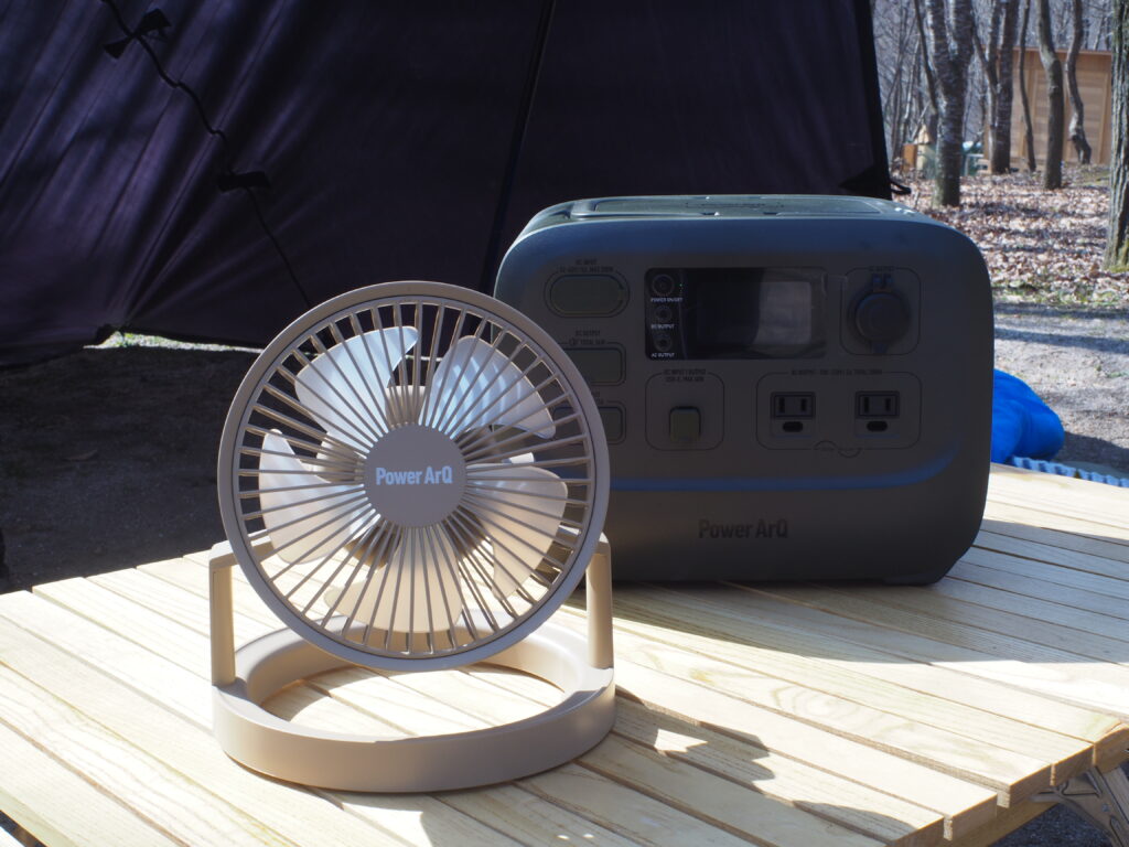 筆者のポータブル電源をつかって、サーキュレーターを使用している