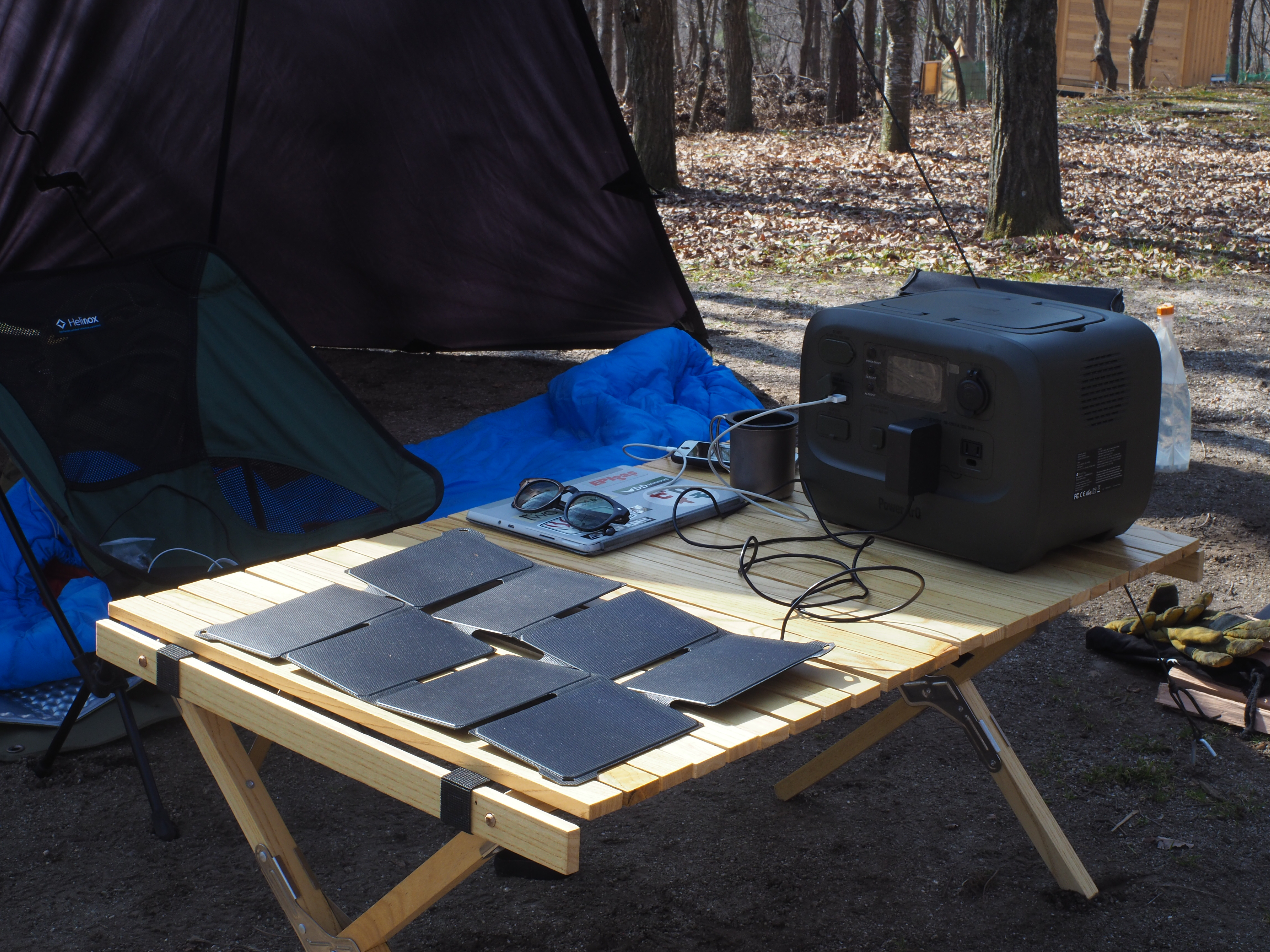 ソーラーパネルを使ってポータブル電源を充電する